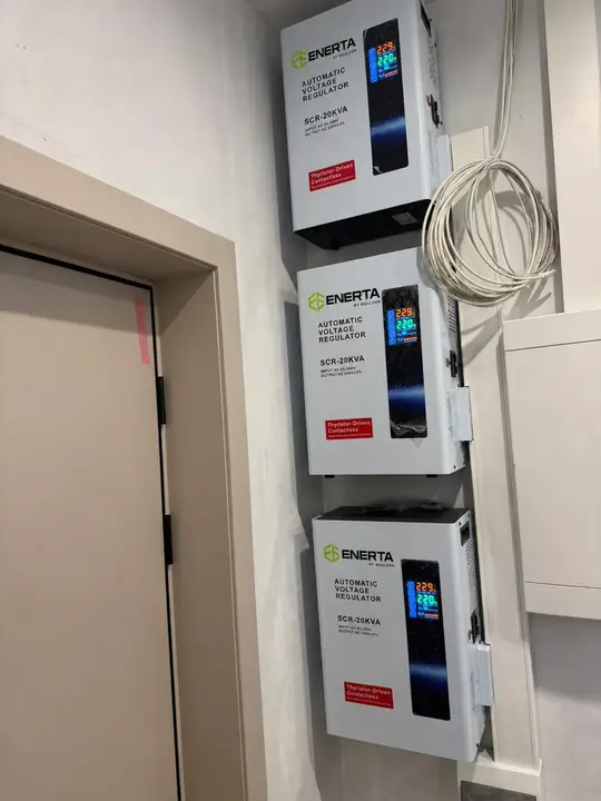 Три стабилизатора ENERTA SCR-20KVA, установленные рядом с электрическим щитом в загородном доме