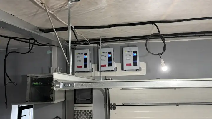 Общий вид технического помещения автомастерской с тремя стабилизаторами ENERTA