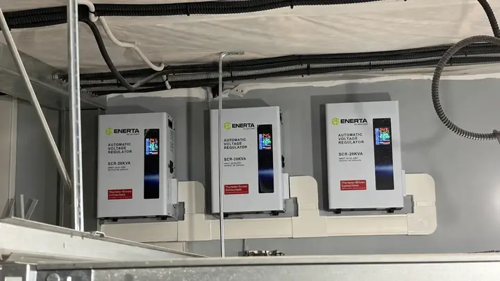 Три работающих стабилизатора ENERTA SCR-20KVA в автомастерской