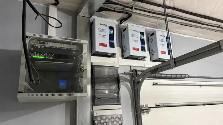 Стабилизаторы ENERTA SCR-20KVA рядом с сетевым шкафом и гаражными воротами