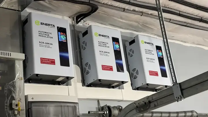 Крупный план трёх стабилизаторов ENERTA SCR-20KVA в автомастерской