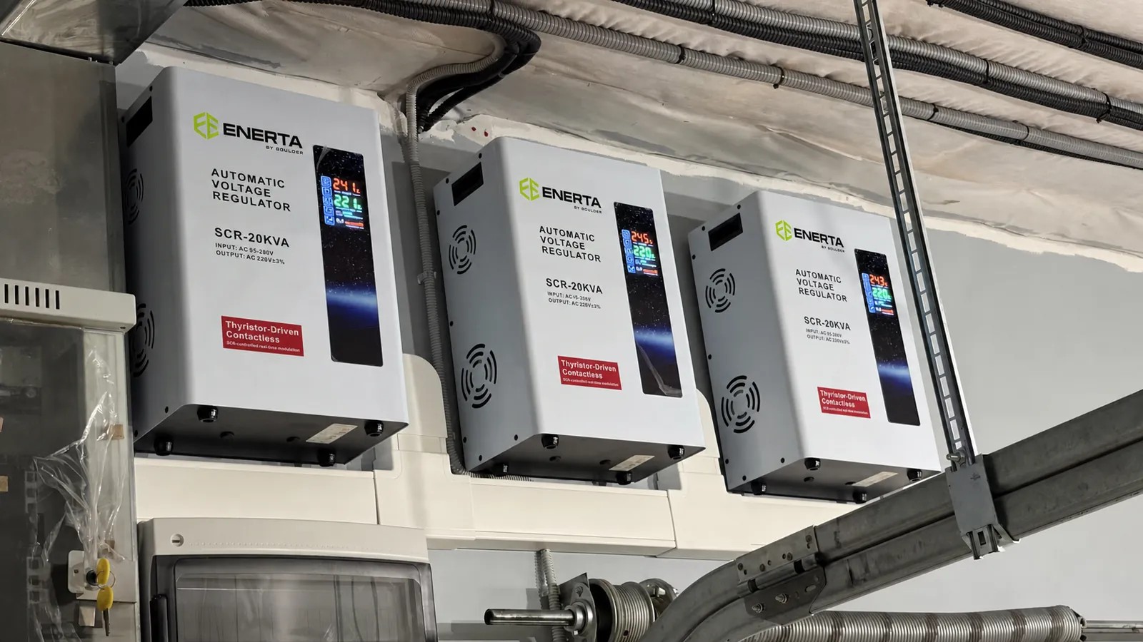 Крупный план трёх стабилизаторов ENERTA SCR-20KVA в автомастерской